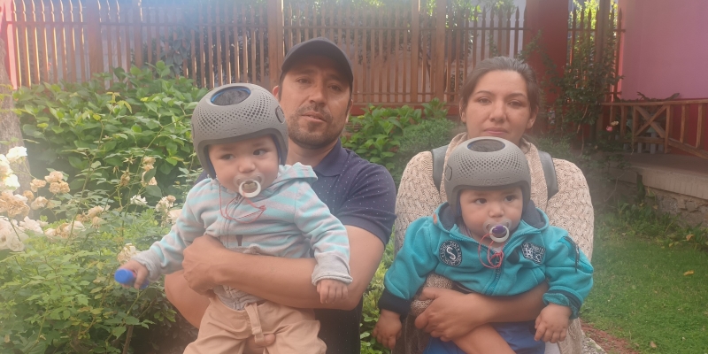 Padres agradecen gestión del Hospital de los Andes para contar con cascos ortopédicos para sus mellizos