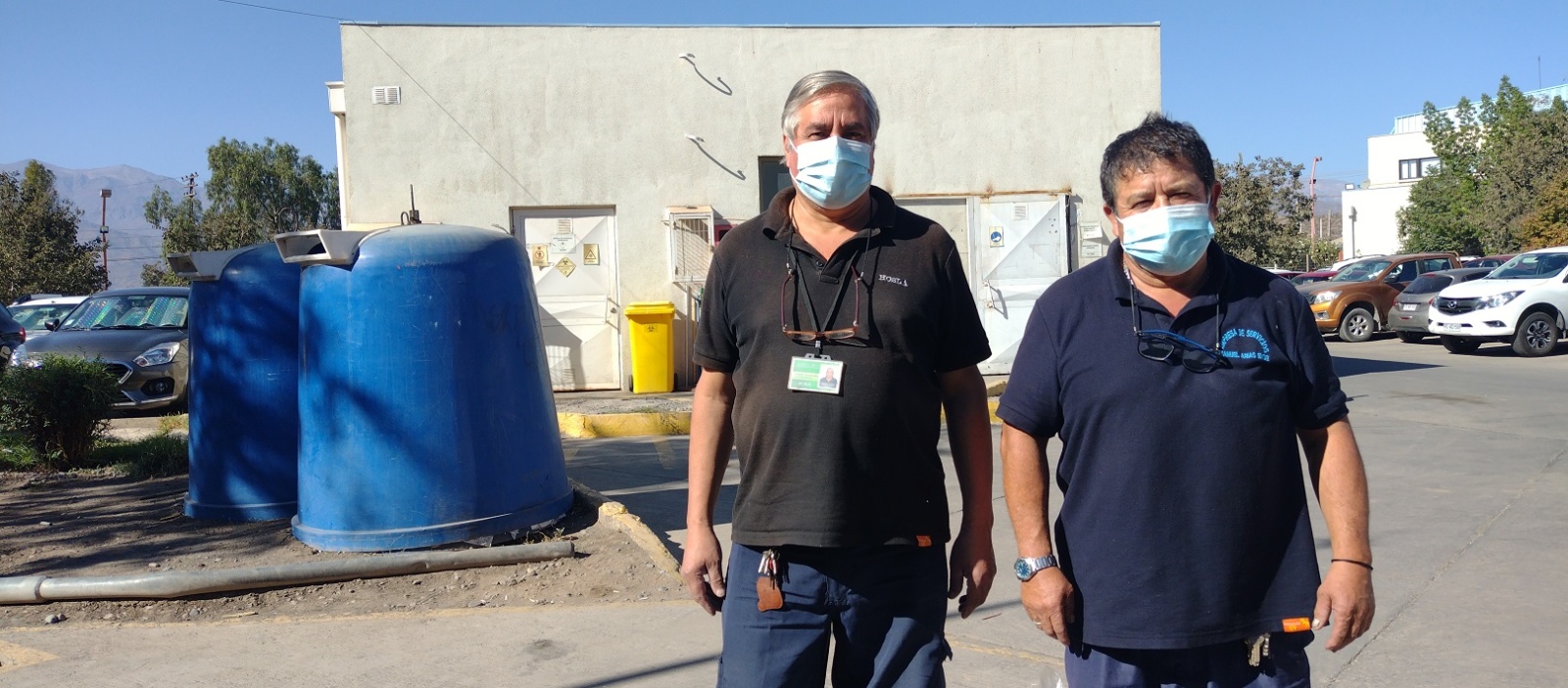 Bernardo Palacios y Juan García, trabajadores a cargo de bodega de residuos especiales.jpg